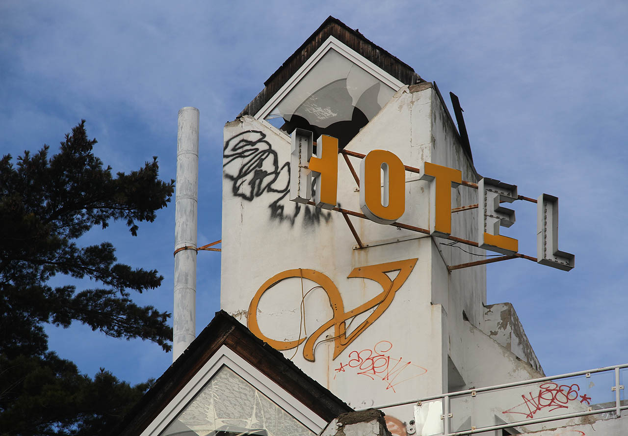 Nápis HOTEL a stylizované písmeno V jsou smutným mementem divokých podnikatelských let na přelomu 20. a 21. století.