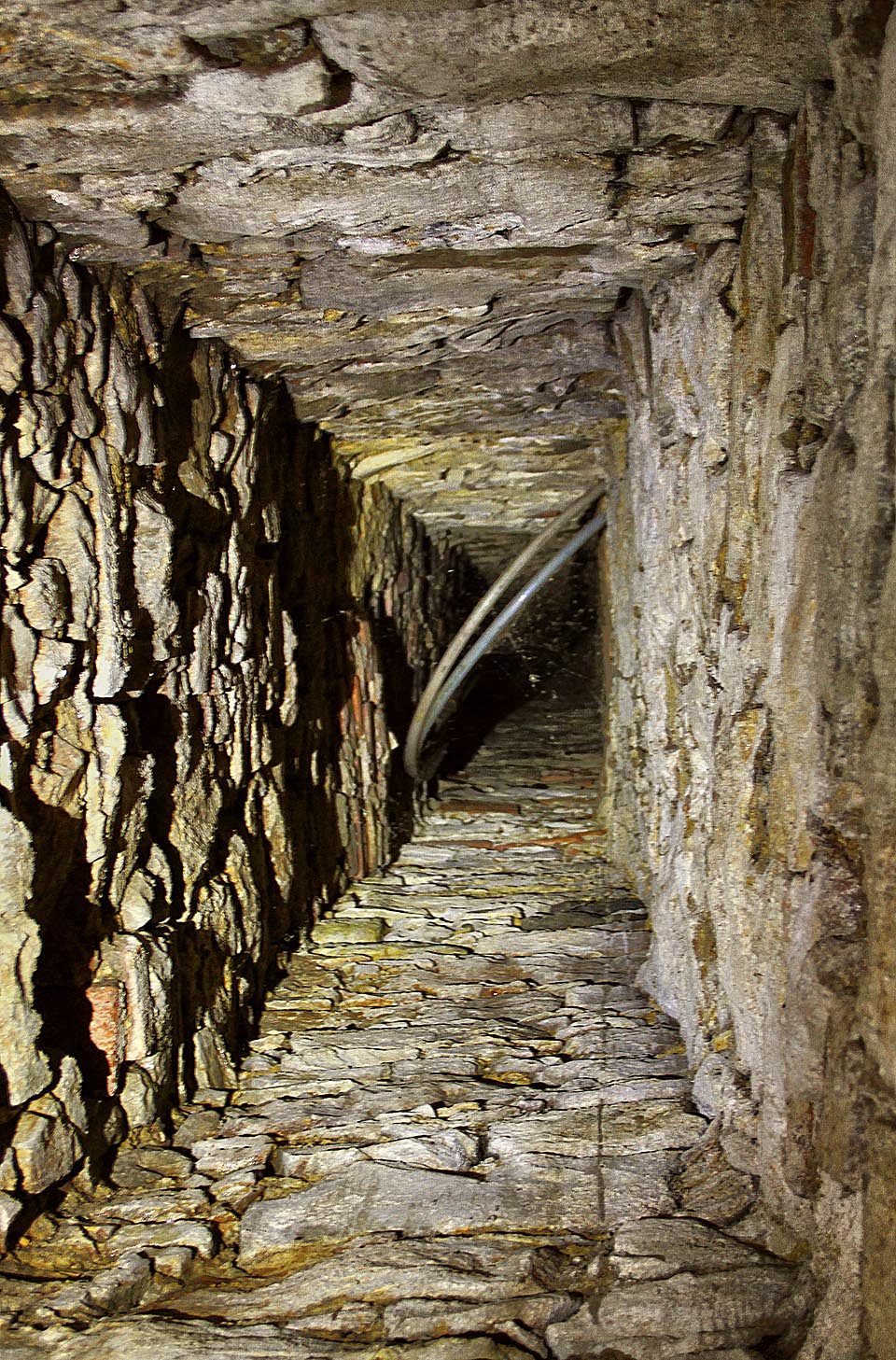 Některé šachtice stoupají kamenným zdivem z podzemí až do vyšších pater kláštera.