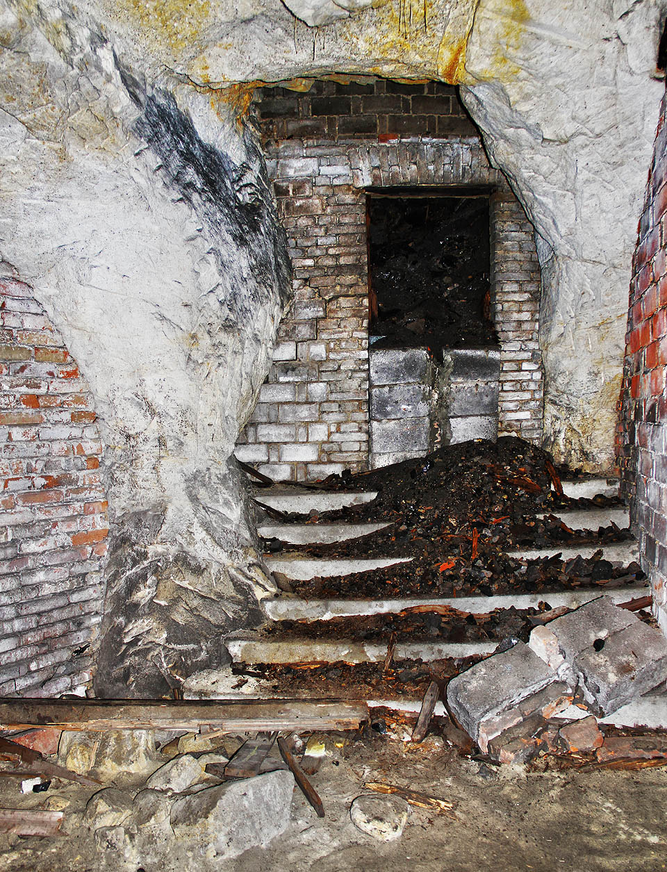 Původní vchod do podzemního areálu je zazděn a zavalen škvárou.