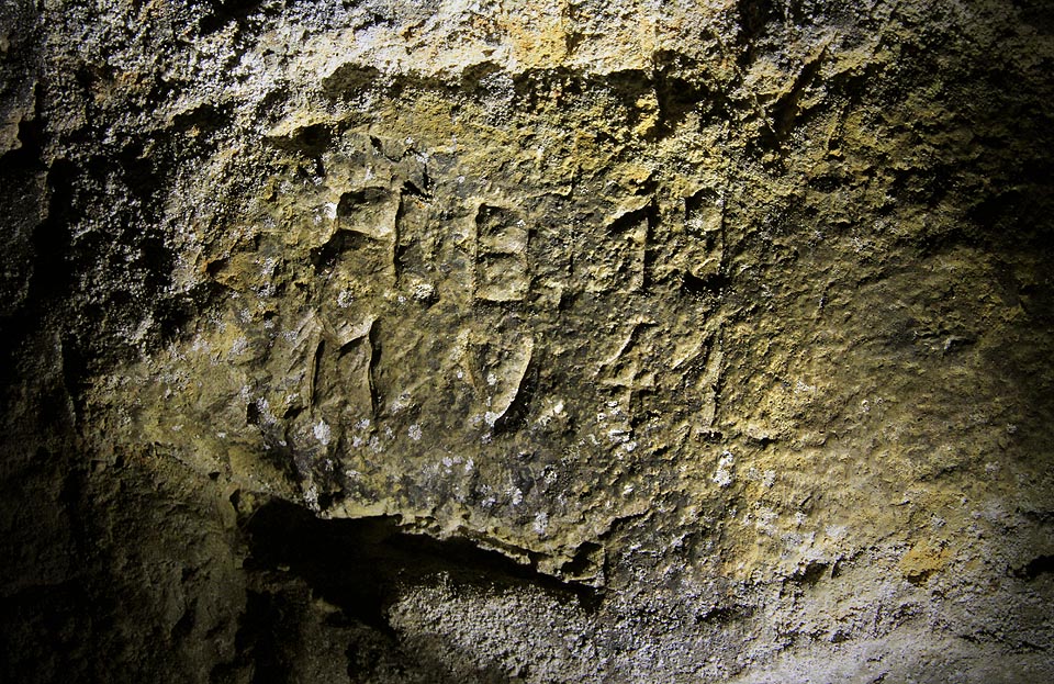 A. B. a M. V. 1941. Podle odborníků by tento nápis mohl být důkazem, že se v podzemí Strahovského kláštera za 2. světové války skrývali partyzáni.