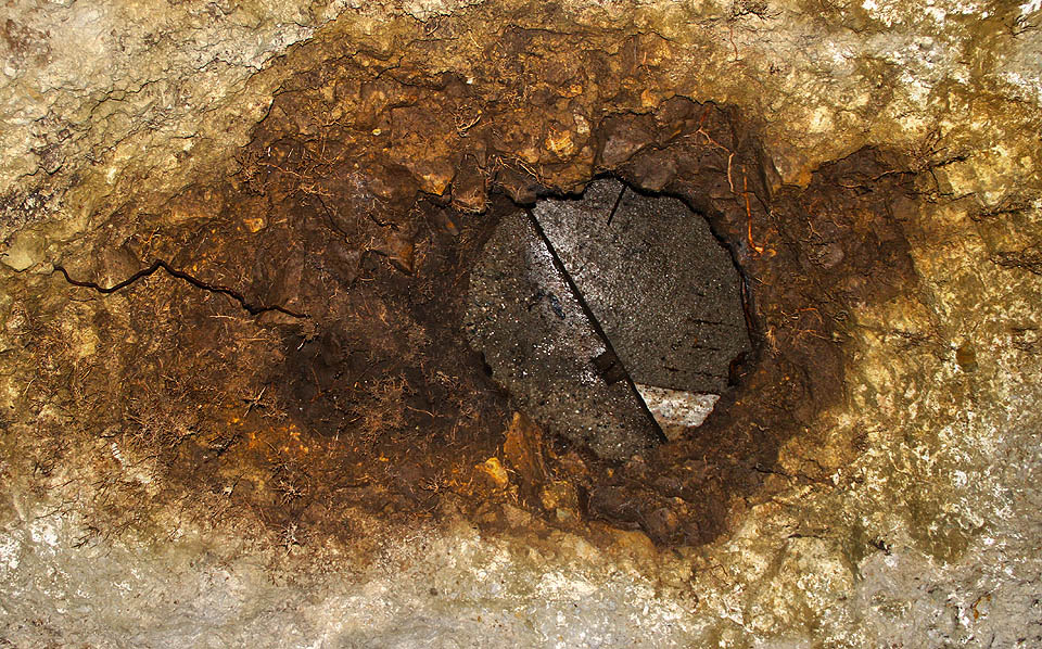 Původně vedla do podzemní pískovny z povrchu celá řada vstupů, dnes však až na výjimku uzavřených.