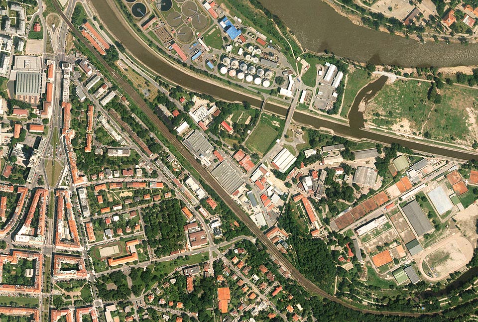 Stanice Praha-Bubeneč ležela v přímé trati ve směru od jihovýchodu k severozápadu, kde se přibližovala k řece Vltavě. Staniční budovu na fotografii najdeme jižně od kolejiště na jeho jihovýchodním konci.