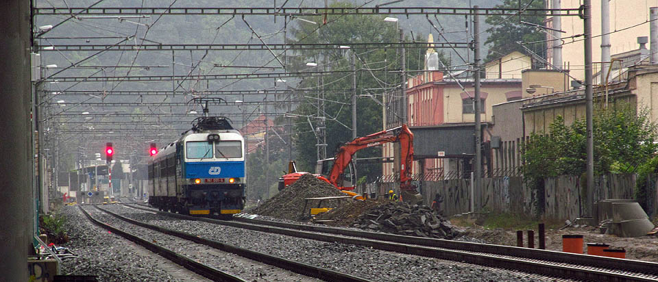 Namísto stanice v Bubenči bude nově sloužit cestujícím o kilometr severněji posunutá zastávka Praha-Podbaba ze které právě vyjel vlak směrem k bubenečské stanici.