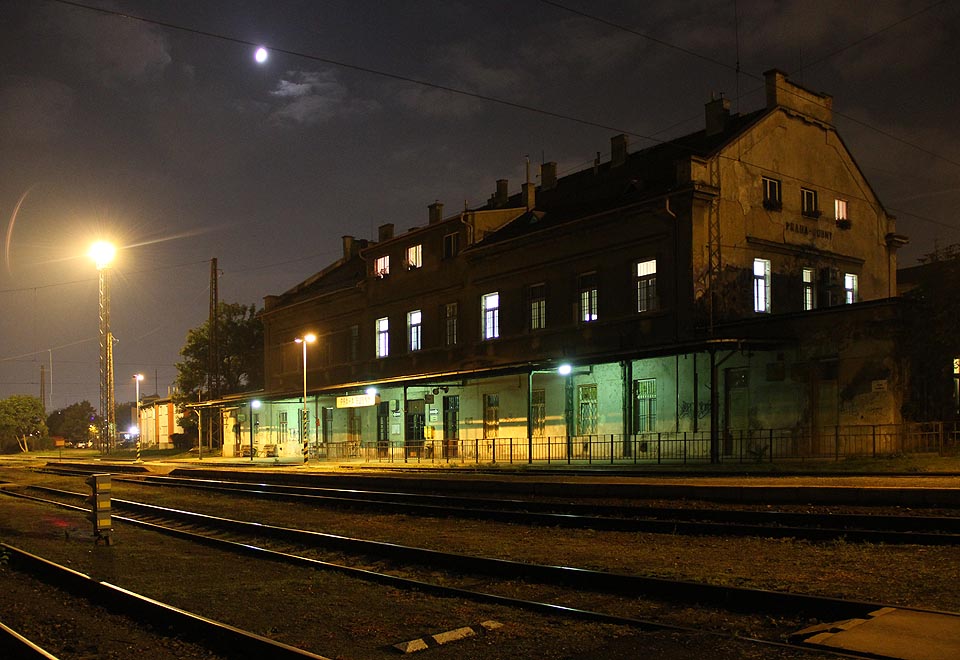 Staniční budova v Bubnech překypuje samotou nejen v noci, ale i v jasných dnech.