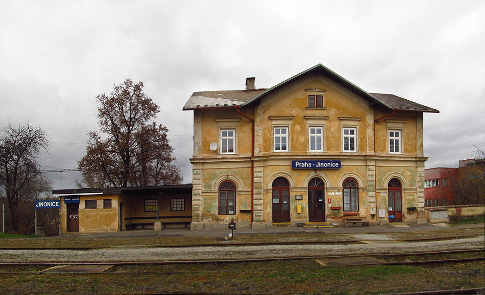 Klasická staniční budova v Jinonicích pochází z roku 1872.