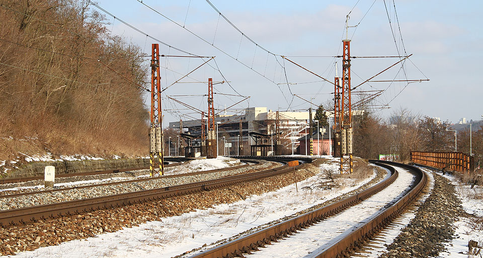 Příjezd do zastávky Praha-Velká Chuchle od Radotína. Dvě prostřední koleje pokračují za zastávkou na Smíchov, krajní koleje se spojují a po projití Chuchelským tunelem pokračují na Most Inteligence.