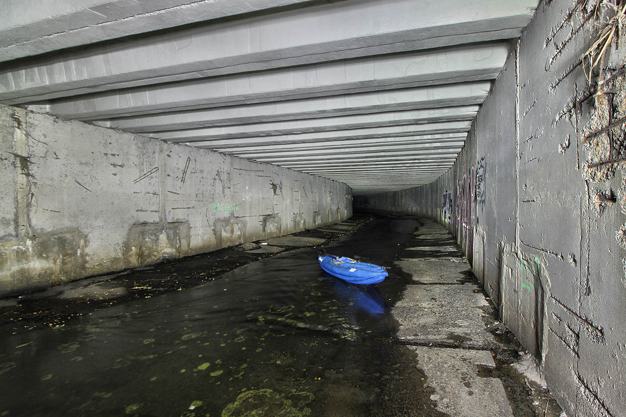 Pokud je stav vody nižší, lze velkou část tunelu projít i suchou nohou. Na některých místech se přesto plavidlo hodí - třeba nafukovací kajak.