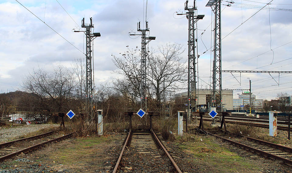 Koleje 103, 102 a 101 stanice Praha-Holešovice. Vpravo od nich vede kolej 6a, která se posléze mění na kolej 6b a již na klesající šikmé rampě na kolej 6c, jež se za výhybkou 11XA mění na vlečku do přístavu, resp. její část zvanou Nové napojení přístavu.